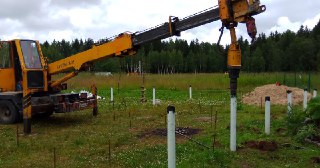 Закручивание винтовых свай в Краснокаменск. Аренда машины для закручивания свай цена от 2917 руб